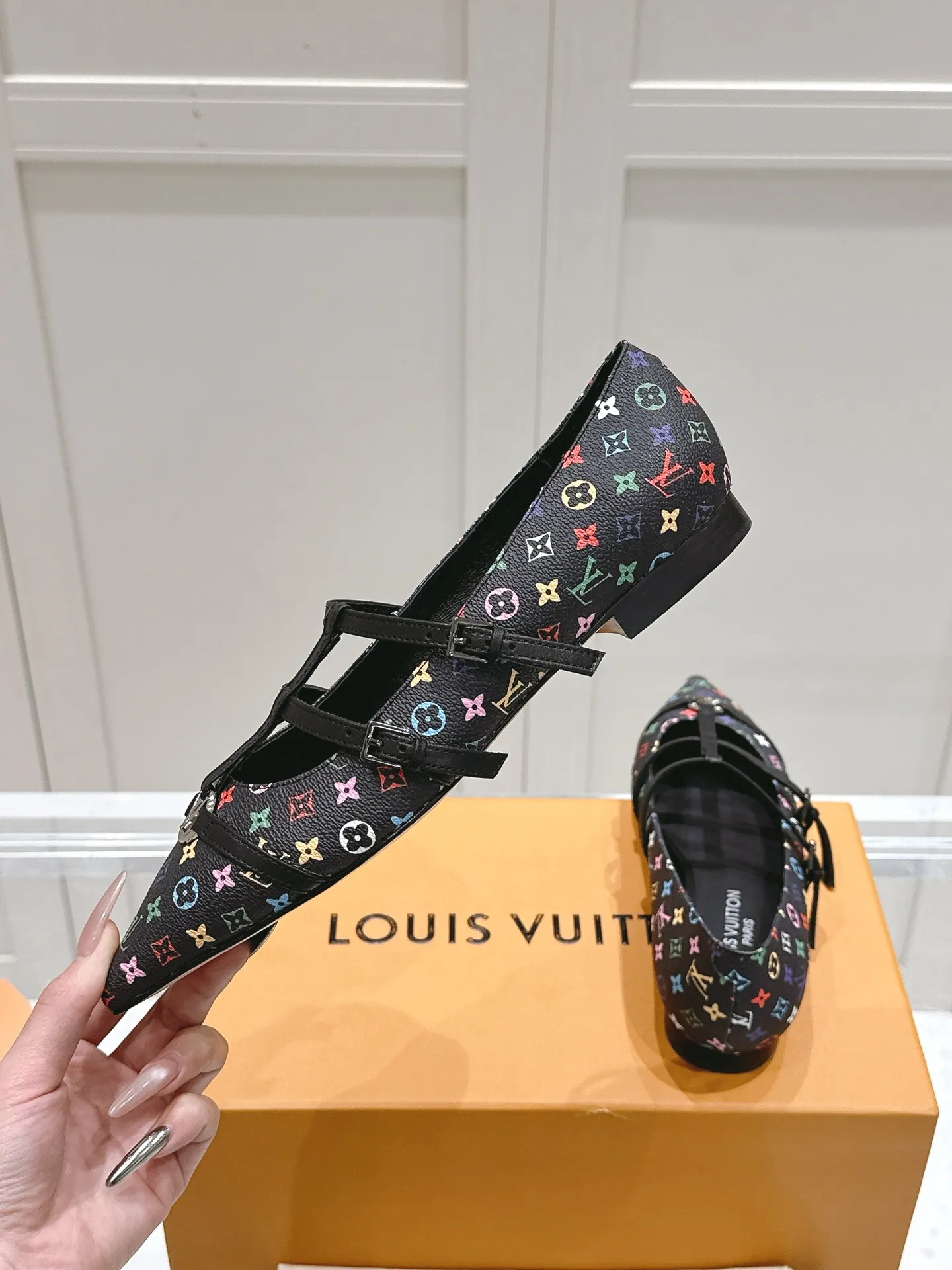 👟👟Ex-factory price 680👟👟 L V➕ Murakami Takashi co-branded series top quality louis vuitton ss25 new arrival～ LV.2025 spring and summer series｜new pointed toe high heels🆕 The small pointed toe of the eagle is matched with a hollow leather strip and a small square buckle to adjust the tightness, and the LV hardware "logo" is embellished, and the details and texture are particularly high-end! The sharp styling effect is a visual feast💯It is difficult to conceal the elegant temperament of LV. It is easy to wear, comfortable, sexy and exquisite ~ Grade A sheepskin lining is soft and breathable. The genuine leather outsole imported from Italy is easy to wear and will not tire your feet. Size: 35-40 (41 customized items are non-refundable)